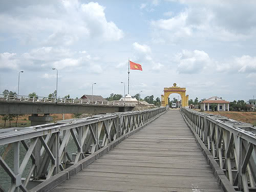 Hien Luong Bridge