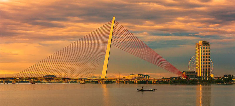 Watching the sunset on Tran Thi Ly Bridge is definitely a fantastic experience