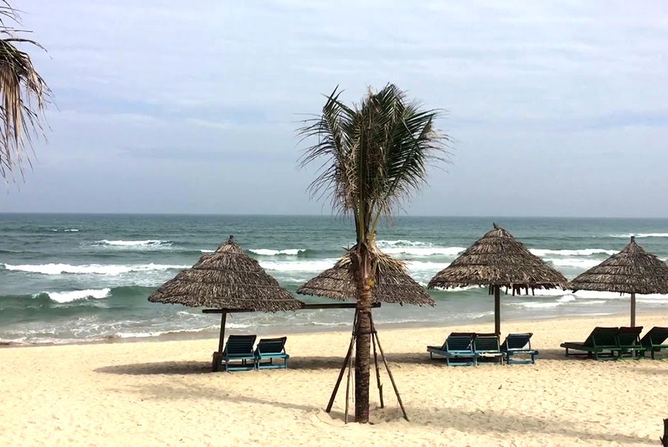 Pham Van Dong beach is located in Son Tra district