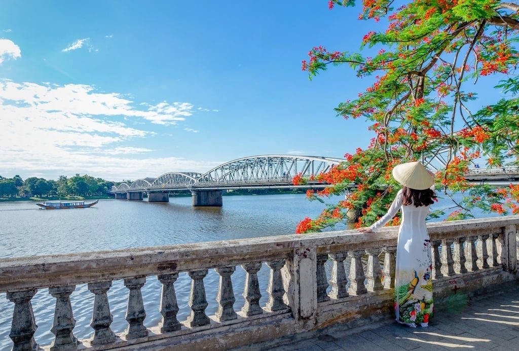 Spring is a time when Hue experiences very pleasant weather—cool and slightly chilly with gentle sunshine—making it perfect for visitors to enjoy the scenic views of the Perfume River.