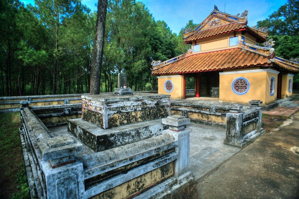 Thien Tho Huu Tomb Area and Gia Thanh Shrine