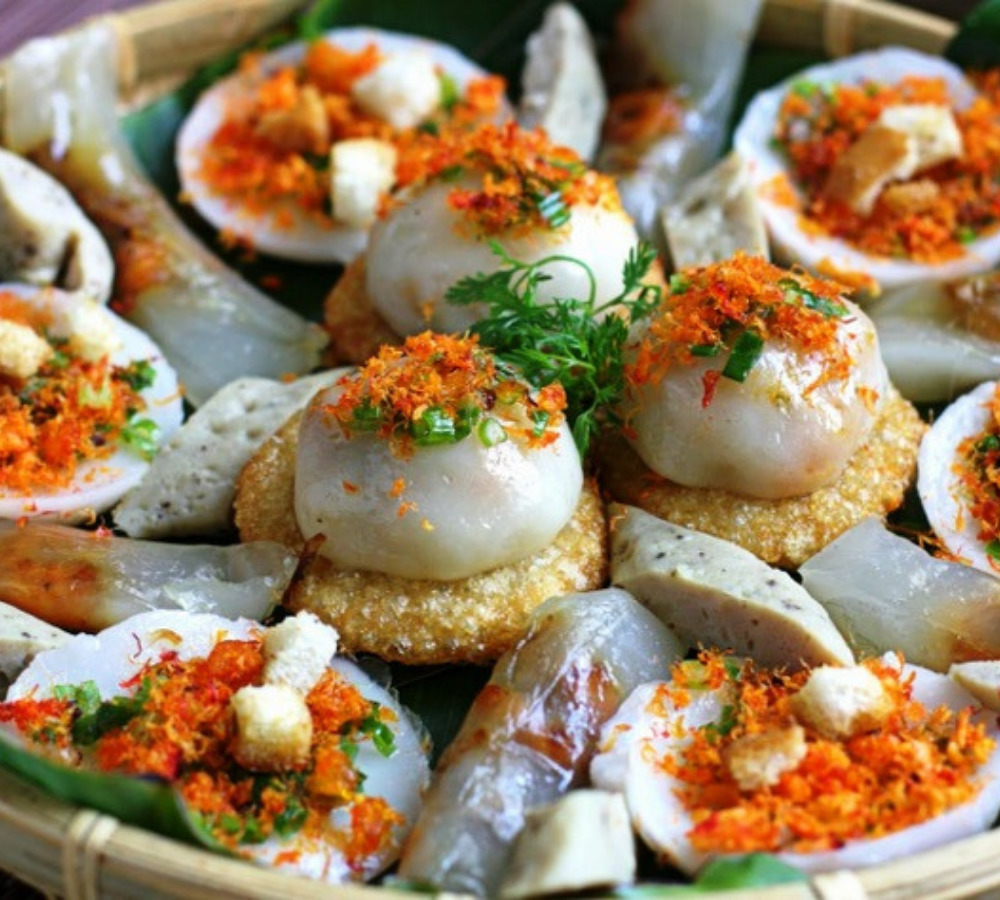 Visitors can easily find Banh Ram It at roadside eateries or in luxurious restaurants