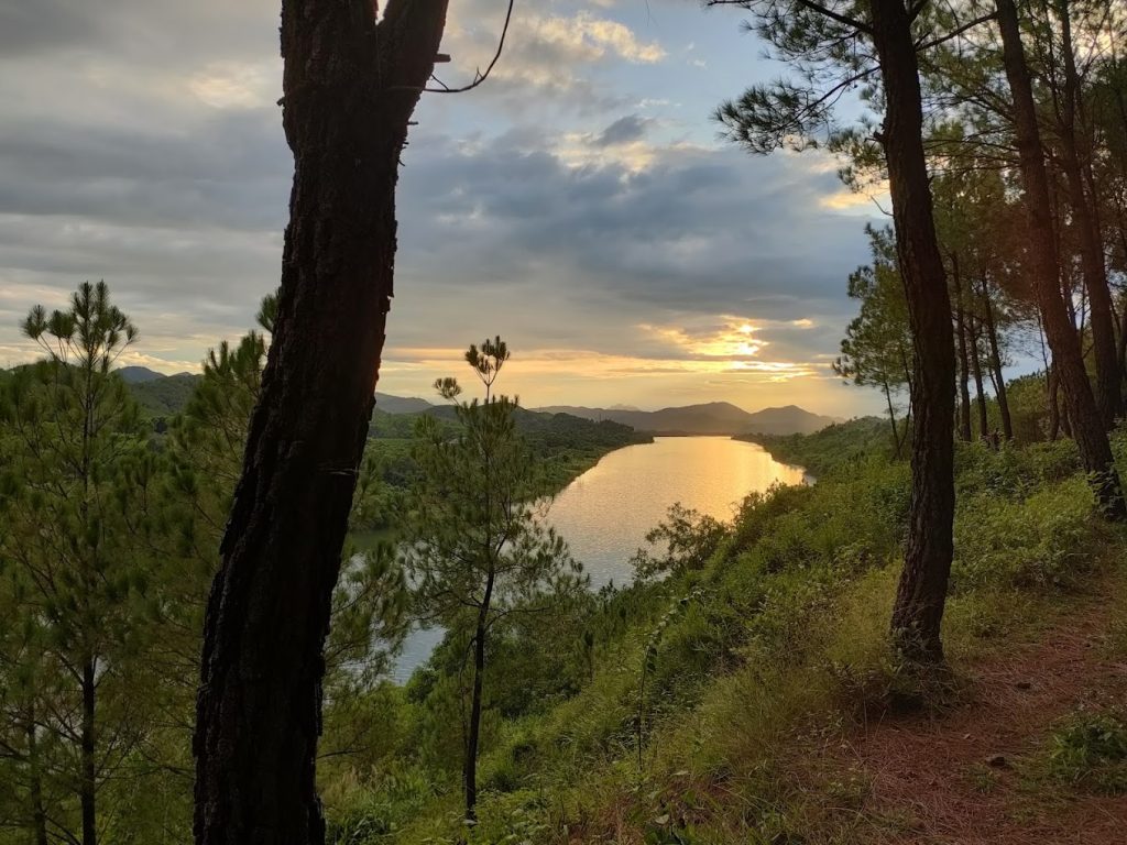 Visiting Vong Canh Hill at sunrise or sunset is the best time