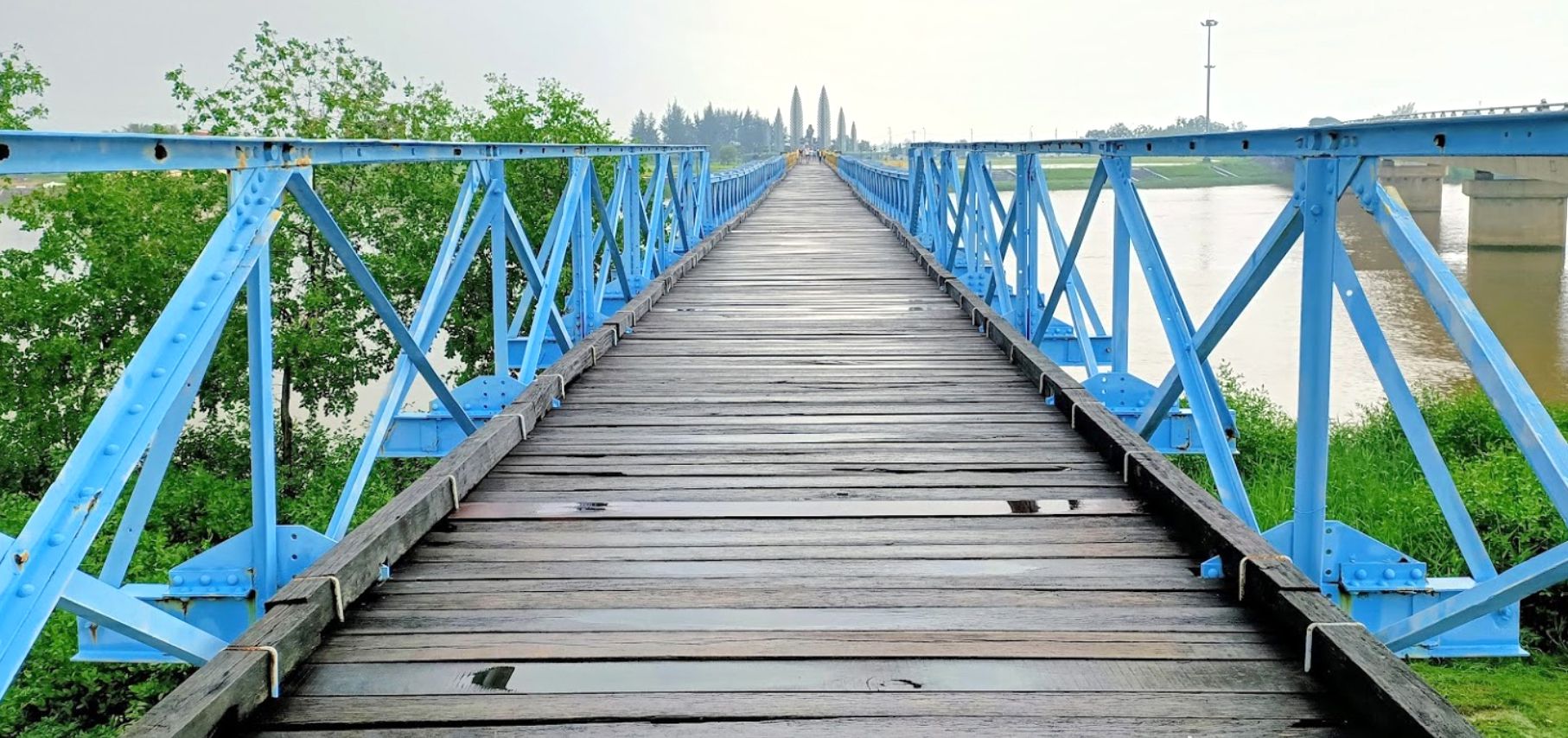 In 2001, Hien Luong Bridge was restored to its original design according to the design of the old bridge