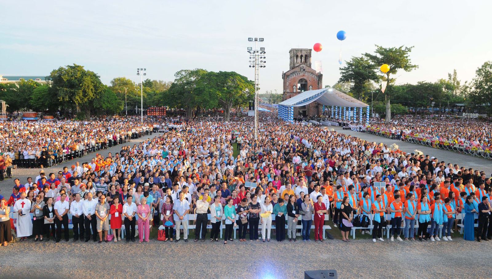 Sea of ​​people to Our Lady of La Vang