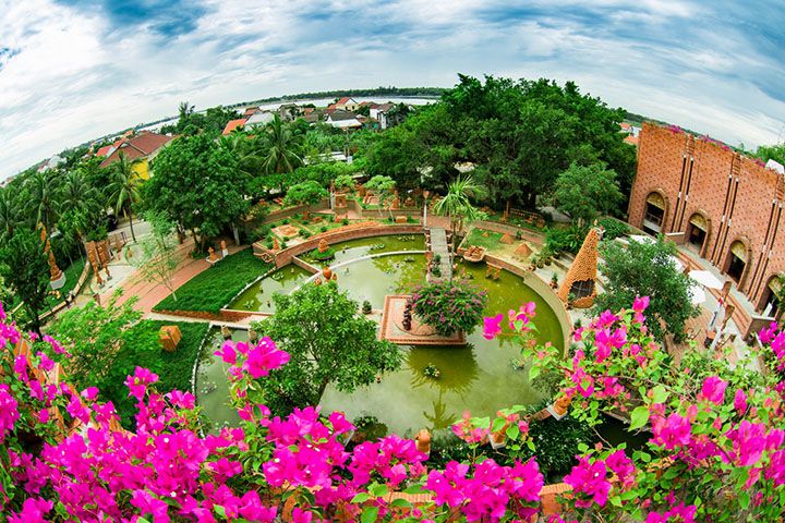 Located right in Thanh Ha pottery village
