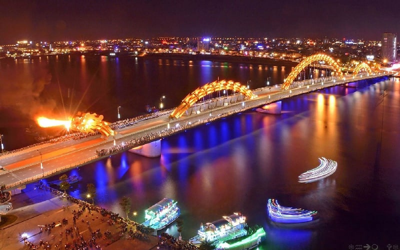 At 21:00, people and tourists will gather here to watch the Dragon Bridge spit fire.