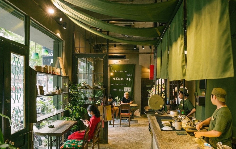 Cộng Cafe places great emphasis on decoration by repurposing old items