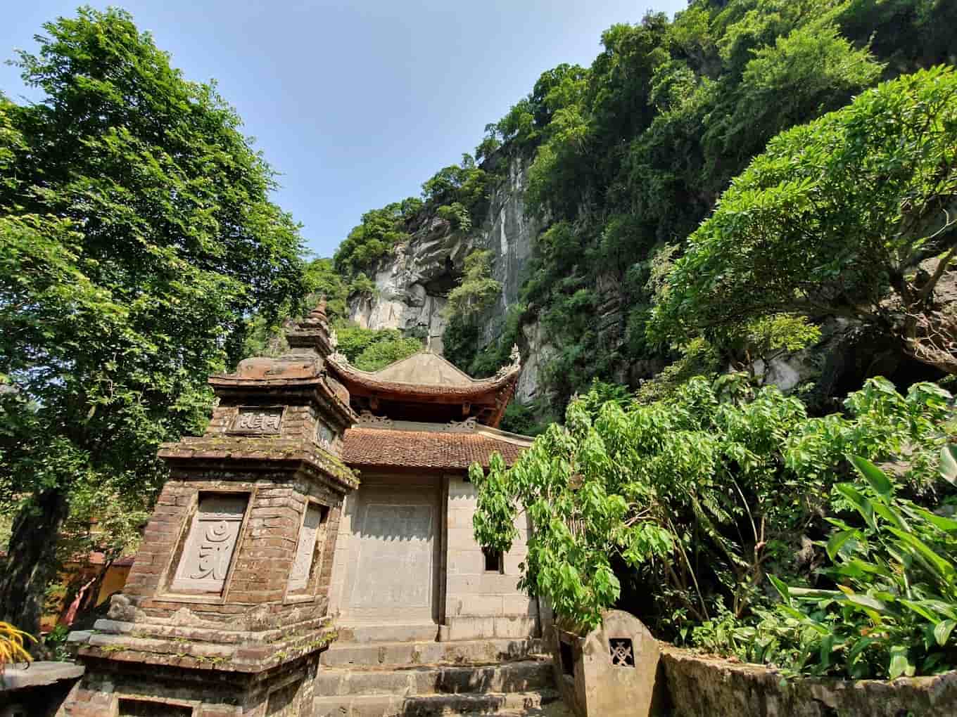 VIETNAM  The Pagodas of Bich Dong