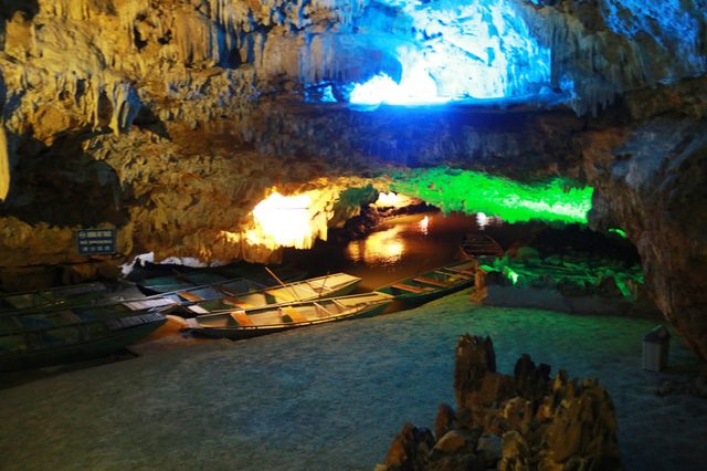 Thien Ha Cave consists of dry and wet caves