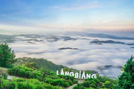 Langbiang Peak is one of the ideal cloud-hunting spots in Dalat.