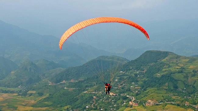 Paragliding for an Easy View of Langbiang's Panorama