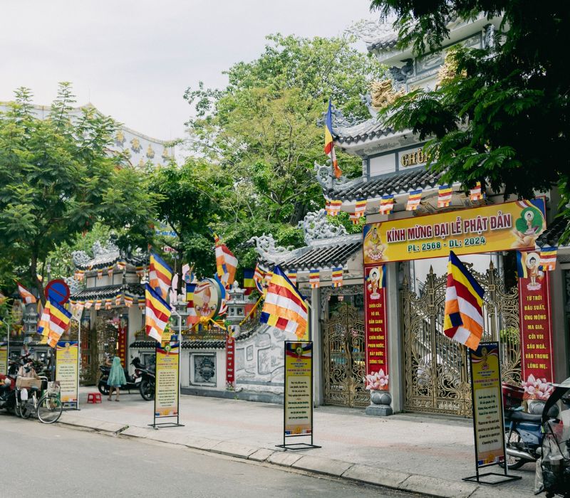 Bat Nha Pagoda is located on a busy street