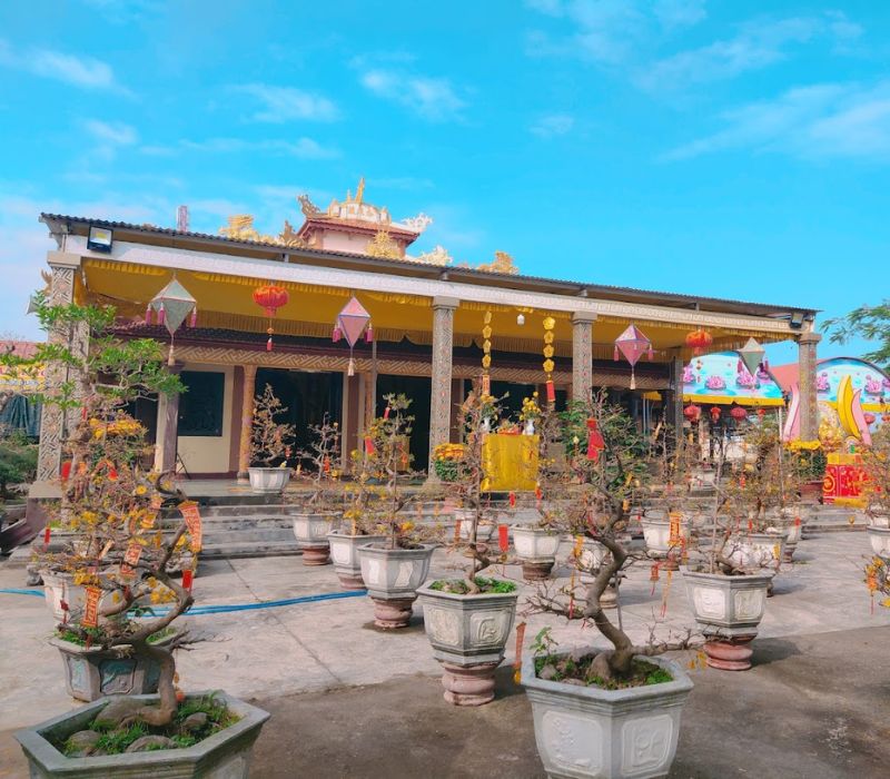 Hai Van Son Pagoda offers a serene space that is close to nature