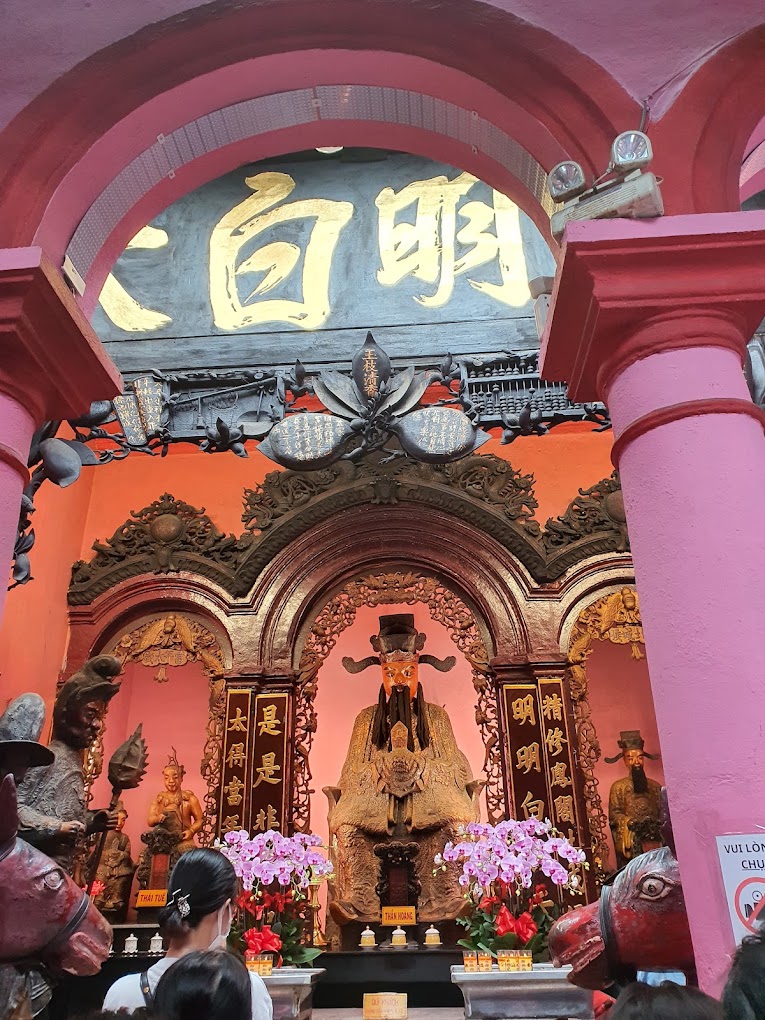 You will pray in front of Kim Hoa Thanh Mau and the 12 midwives if you wish to pray for children at Jade Emperor Pagoda