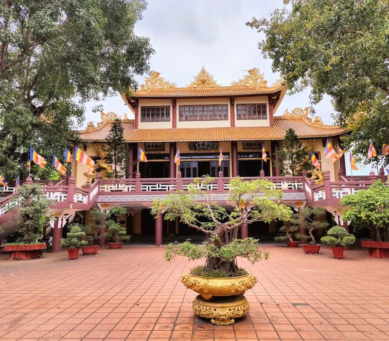 Phap Lam Pagoda features the distinctive architecture of Mahayana Buddhism