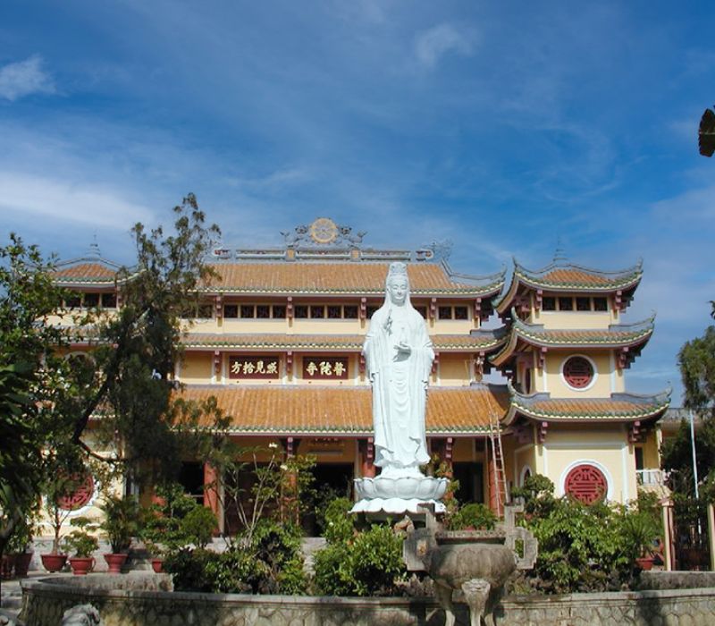 Pho Da Pagoda is like a precious gem in the heart of Da Nang.