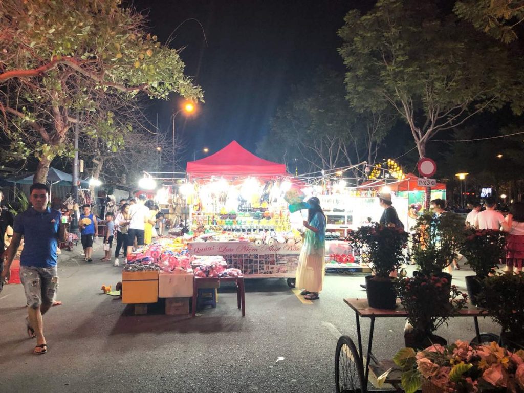 Son Tra Night Market features numerous stalls with a diverse range of products and snacks, allowing you to explore and choose freely