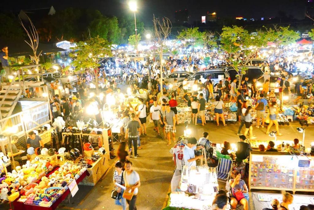 This night market in Da Nang is also famous for its delicious food and is a popular hangout spot for students from nearby universities and colleges