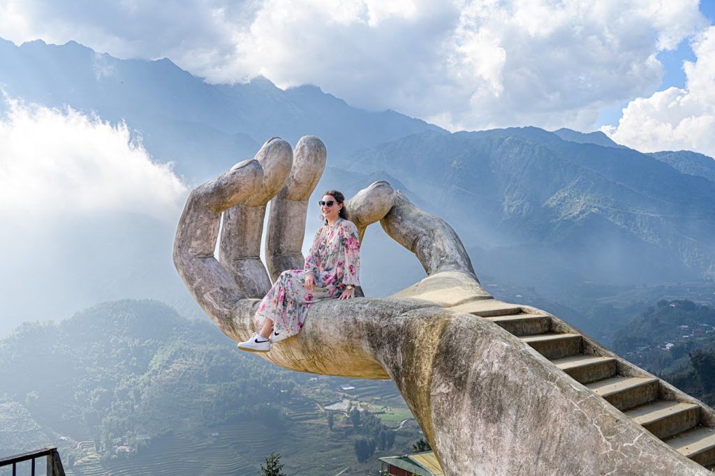 When talking about the stunning photo spots at Moana Sapa, you definitely can't miss the giant golden hand statue