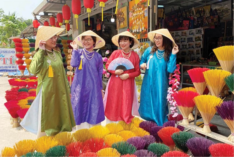 Traditional Ao Dai and vintage outfits for autumn in Hue