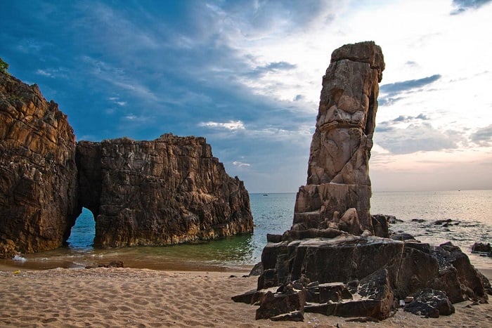 Majestic view of Da Nhay Beach in Quang Binh, Vietnam – a stunning destination for nature lovers and beachgoers.