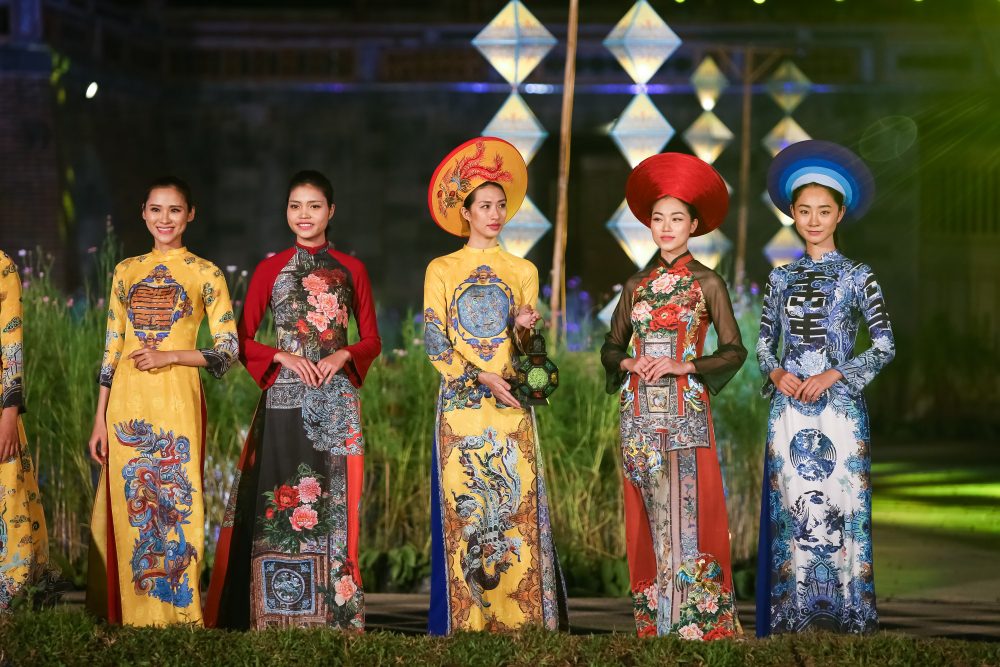 Giao Linh and Non Quai Thao traditional attire in Hue